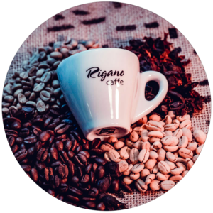 Deko: Kaffeetasse liegt in Kaffeebohnen