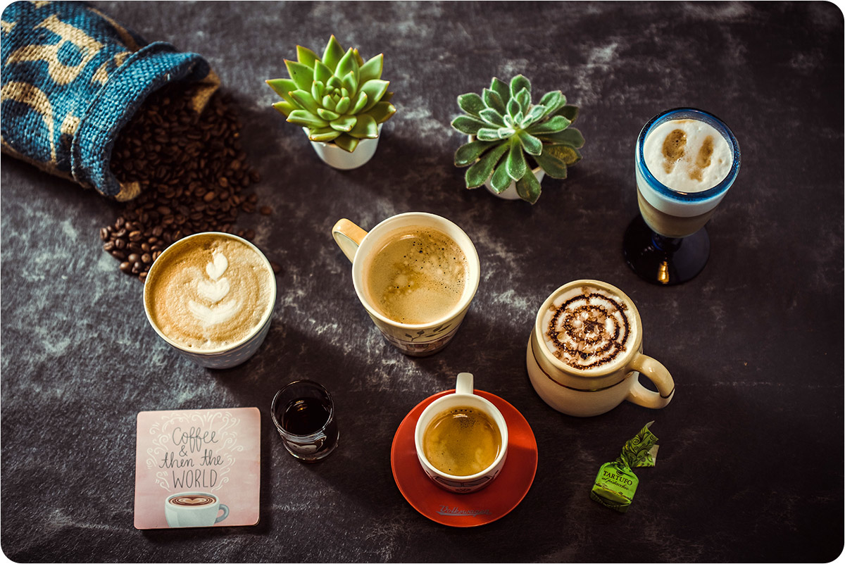 verschiedene_Kaffeesorten Deko Tisch von oben mit verschiedenen Kaffeetassen und -Sorten